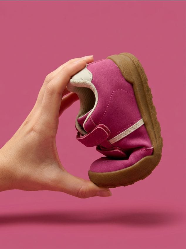 Sinsay - Sneakers din imitație de piele întoarsă cu închidere cu arici - roz-aprins