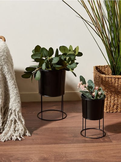 Plant pot with stand