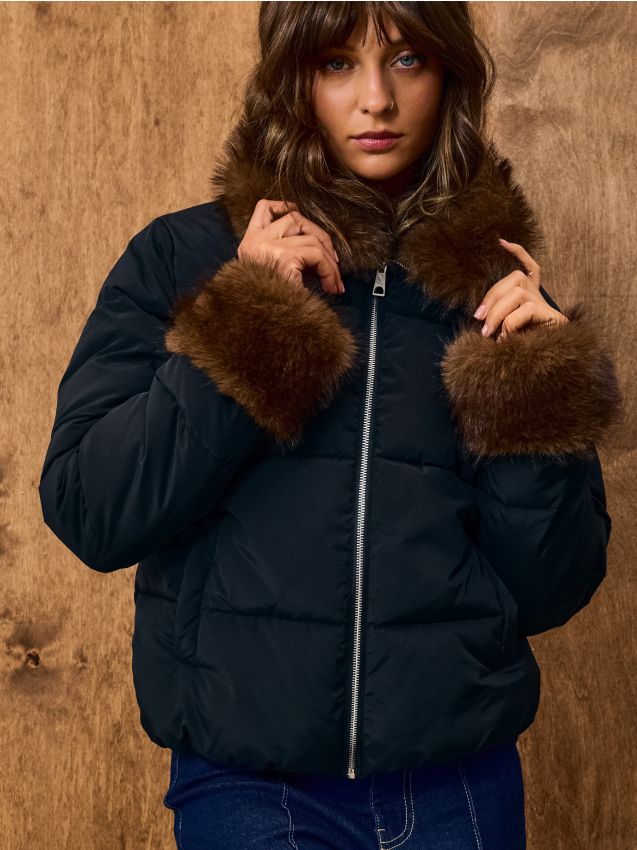 Sinsay - Geacă puffer matlasată cu blană sintetică - negru