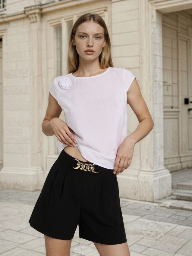 Sinsay - Eleganckie szorty z zakładkami i dekoracyjnym złotym detalem - czarny