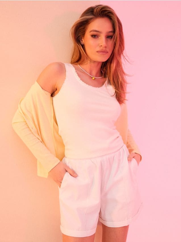 Sinsay - Bawełniane szorty z przeszyciami - kremowy