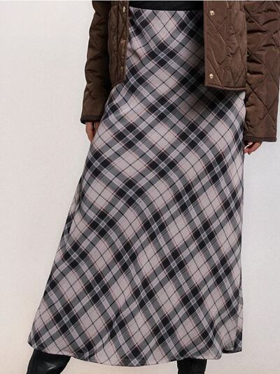 Karirana midi suknja