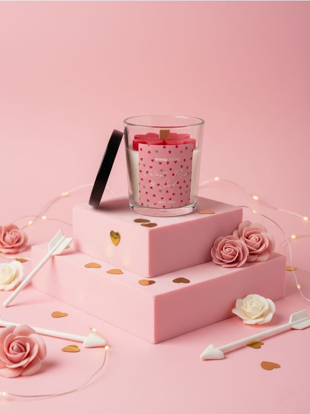 Sinsay - Lumânare parfumată de Valentine’s – Velvet Rose & Oud - roșu