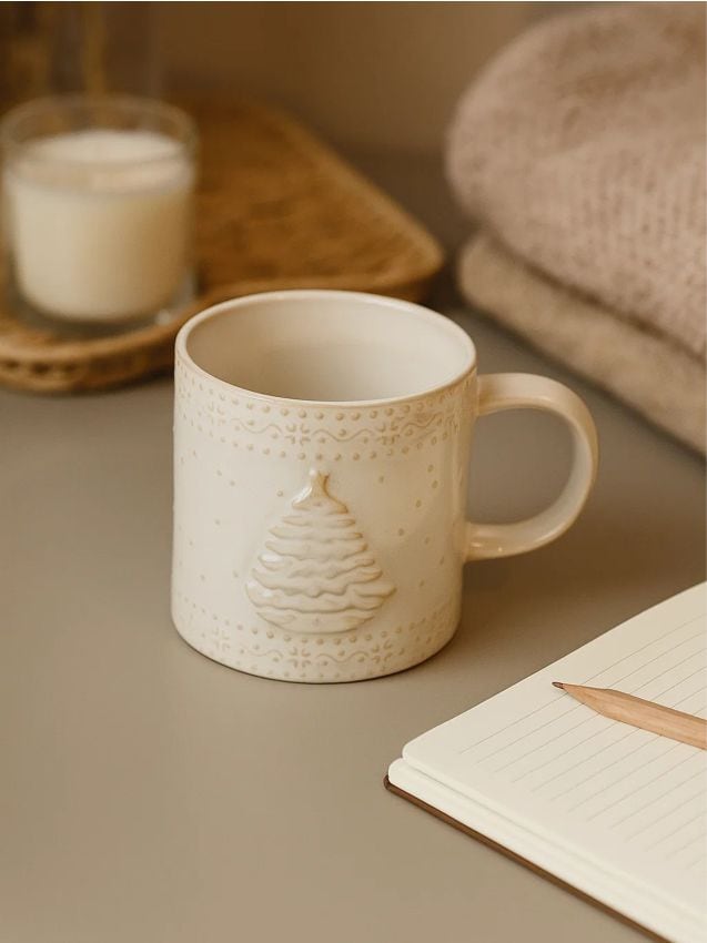 Sinsay - Vianočný hrnček s reliéfnym vzorom stromčeka - biela