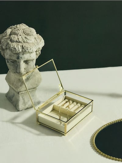 Скляний органайзер для прикрас із золотими деталями