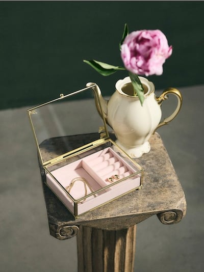 Скляний органайзер для прикрас із золотими деталями