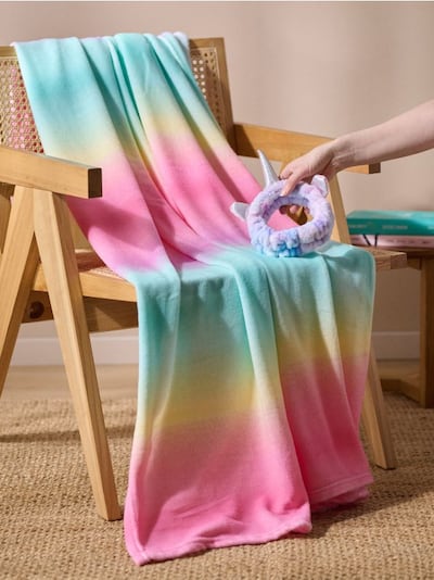 Koc dziecięcy i opaską z motywem jednorożca