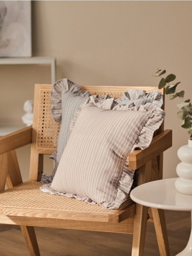 Sinsay - Funda de pernă cu dungi și volan - bej