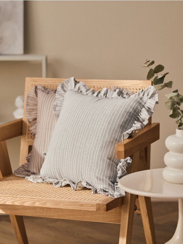 Sinsay - Funda de pernă cu dungi și volan - gri deschis