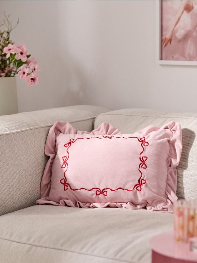 Pernă decorativă cu volan și ramă brodată cu fundițe