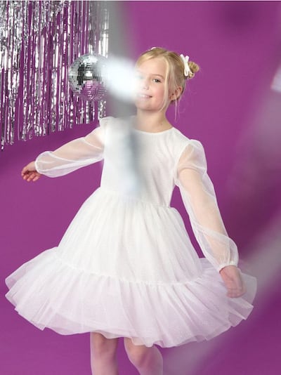 Ľahké šaty s priesvitnými rukávmi