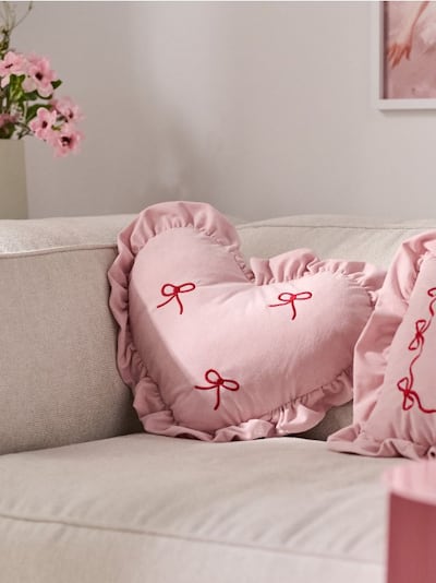 Διακοσμητικό μαξιλάρι σε σχήμα καρδιάς με βολάν και κεντημένα φιόγκια