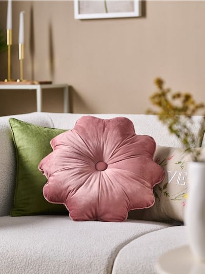Sametine dekoratiivpadi lille kujuline