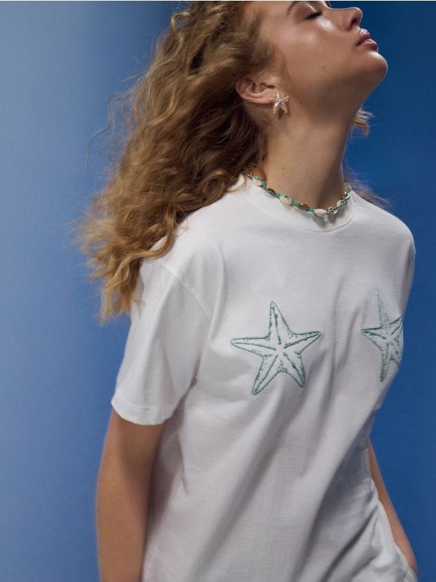 Sinsay - Bawełniana koszulka z haftem w kształcie gwiazd - kremowy