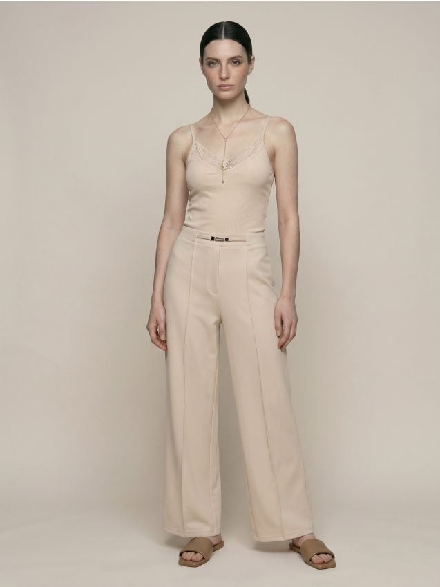 Top con modal e pizzo sullo scollo - beige