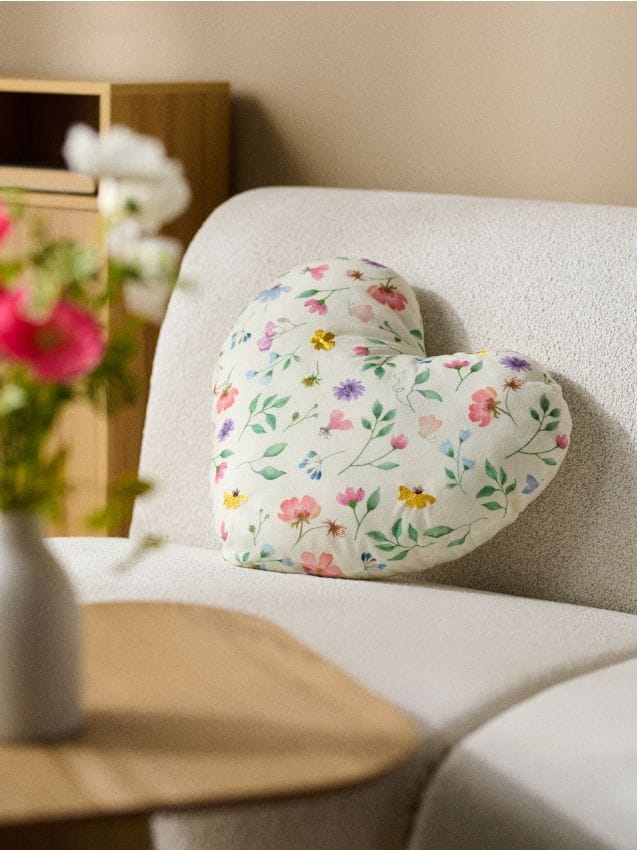 Sinsay - Pernă în formă de inimă cu flori brodate - multicolor