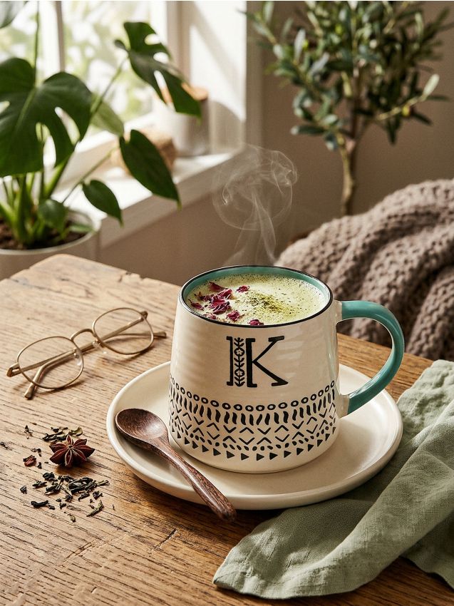 Sinsay - Cană din ceramică cu literă - verde-mentă