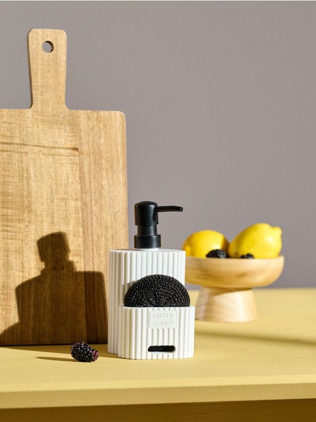 Sinsay - Dozator de săpun cu striații și suport pentru burete - alb