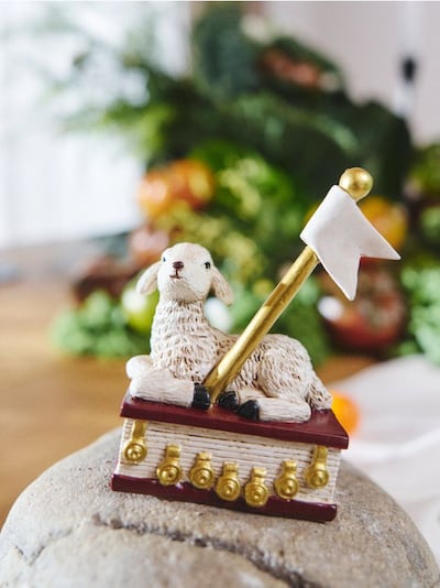 Великодня фігурка ягняти з прапорцем на книжці