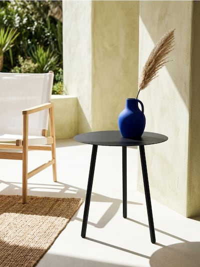 Kovový kulatý stolek