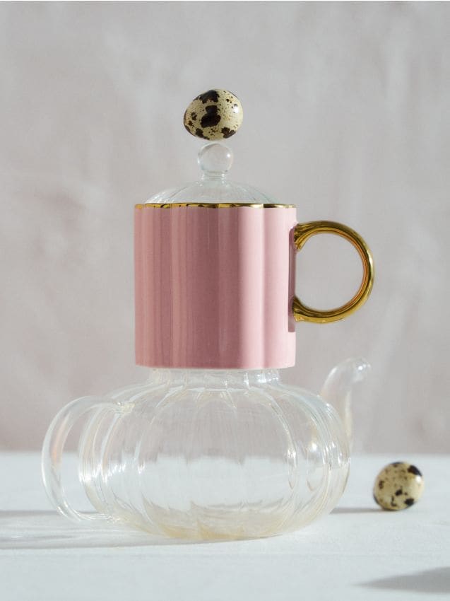 Sinsay - Cană ceramică cu suprafață striată și toartă aurie - roz
