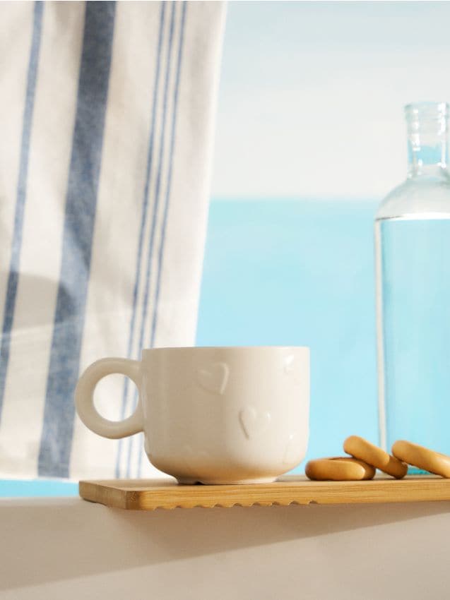 Sinsay - Cană cu model în relief cu inimioare - alb