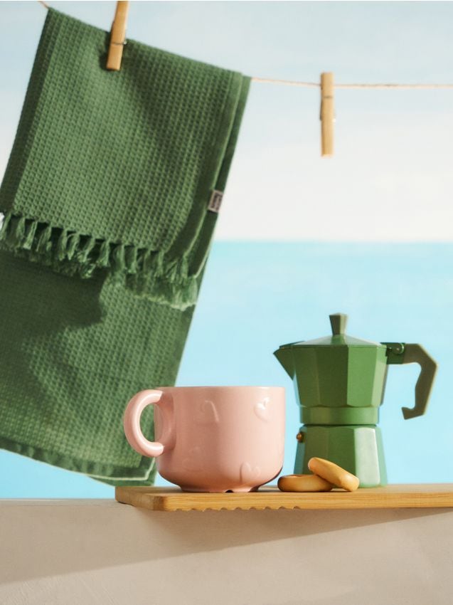 Sinsay - Cană cu model în relief cu inimioare - roz-pastel