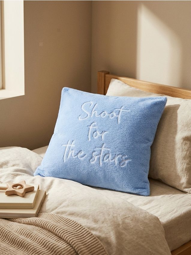 Sinsay - Față de pernă cu inscripția „Shoot for the stars” - light blue