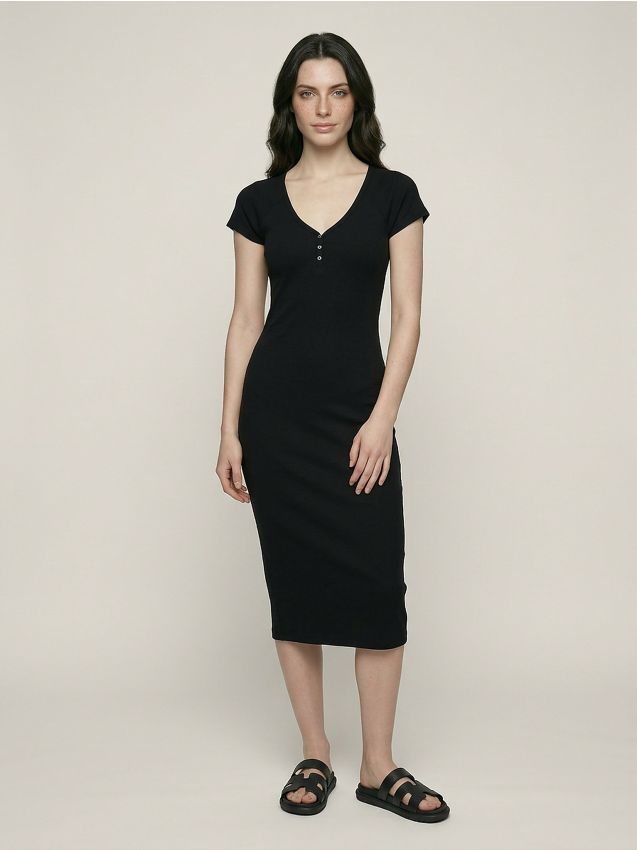 Sinsay - Rochie midi tricotată în dungi cu vâscoză - negru