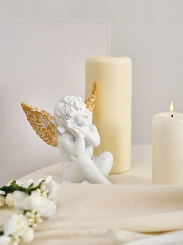 Sinsay - Decorațiune de sine stătătoare – figurină înger cu aripi aurii - alb