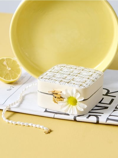 Organizator za nakit s tkaninsko sprednjo stranjo