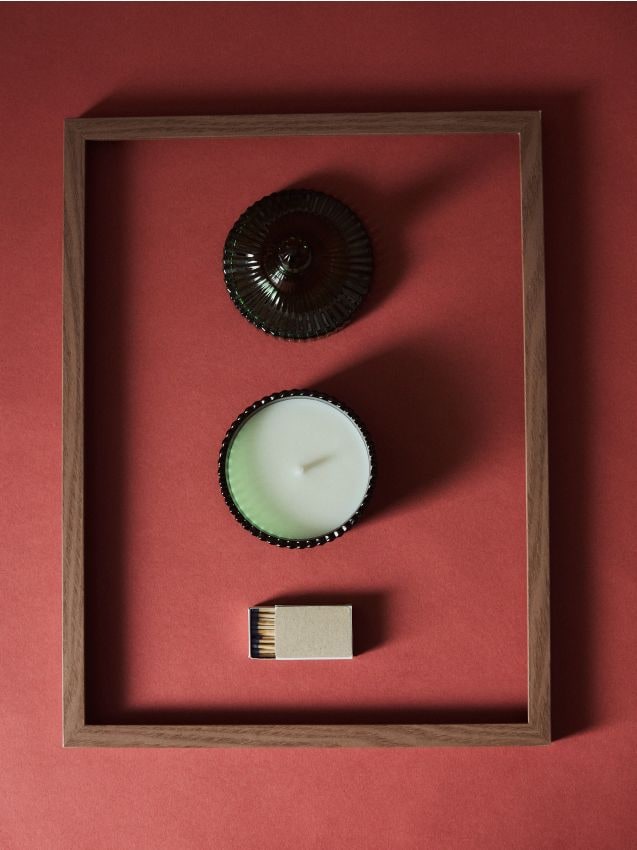 Sinsay - Lumânare parfumată de Crăciun cu design striat Cranberry - verde
