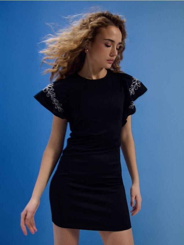 Sinsay - Rochie mini din materiale combinate cu broderie pe mânecă - negru