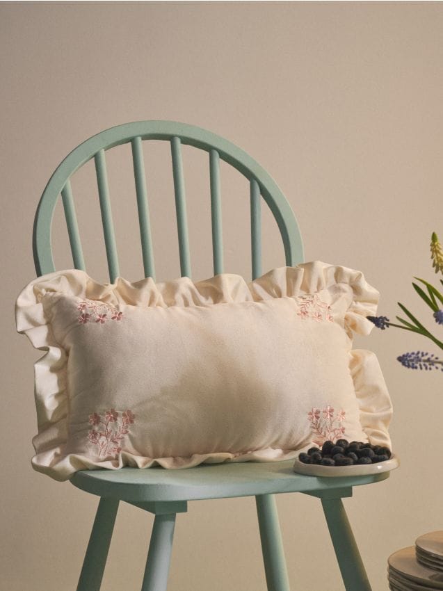Sinsay - Pernă decorativă cu broderie florală și volane - crem