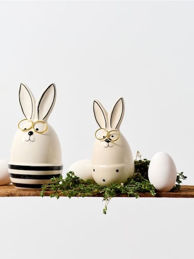 Великодня фігурка зайця в окулярах