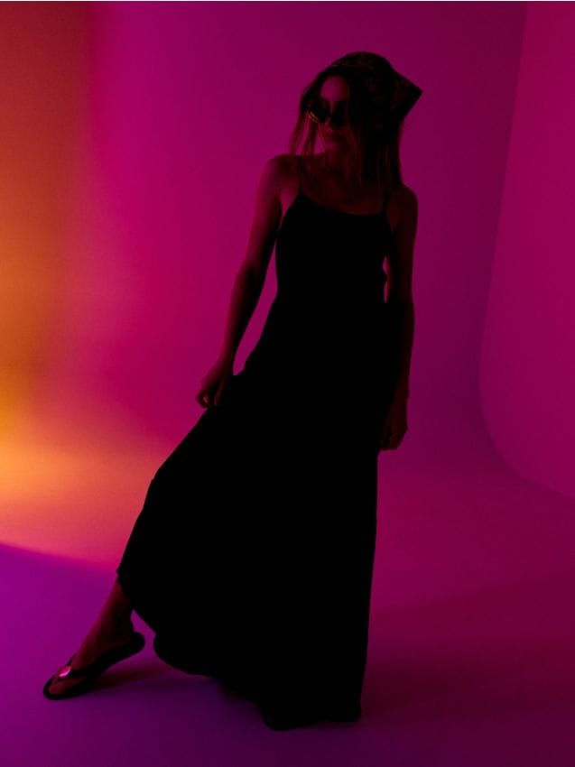 Abito maxi con spalline con effetto arricciatura - nero