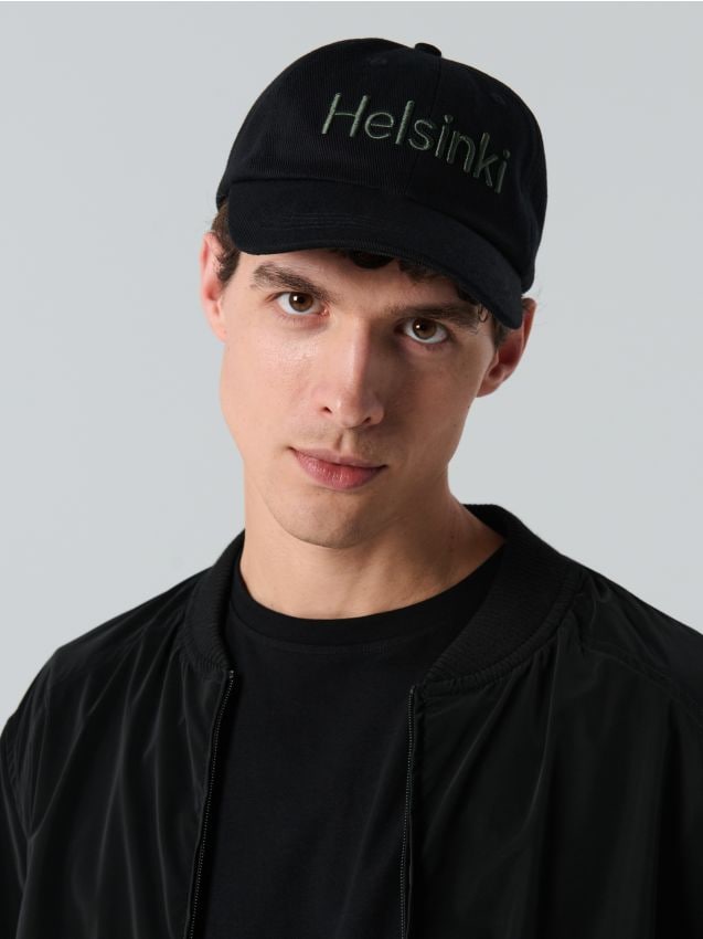 Sinsay - Czapka z daszkiem z haftowanym napisem - czarny