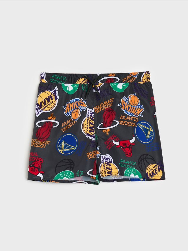 Sinsay - Șorturi de baie cu imprimat echipe NBA - negru
