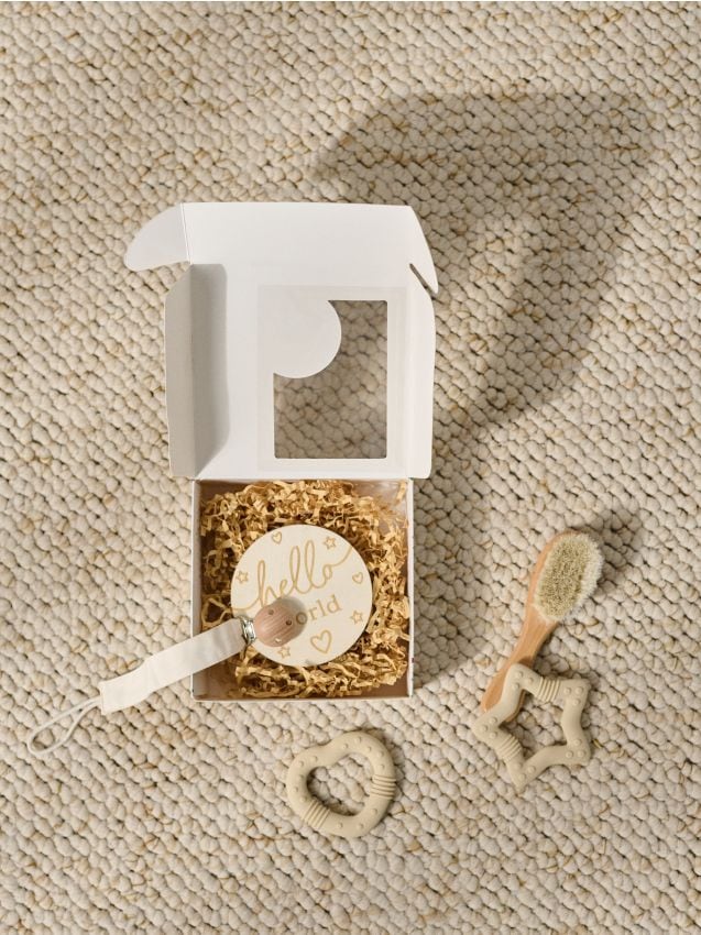 Sinsay - Darčeková sada: držiak na cumlík, hryzátko, kefka a rekvizita na fotenie - krémová