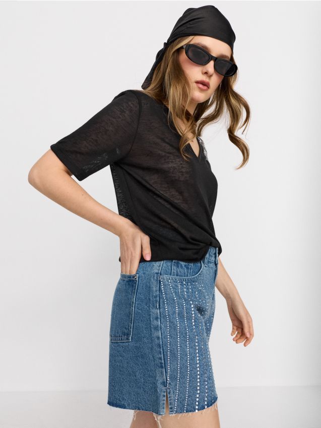 Sinsay - Tricou cu decolteu în V cu aplicație decorativă pe umăr cu viscoză - negru