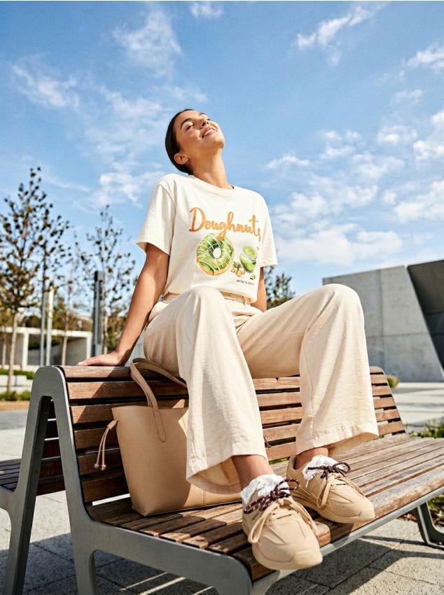 Sinsay - Tricou oversize din bumbac cu imprimeu - nude