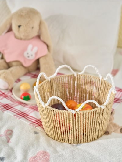 Pleciony kosz do przechowywania z linowymi uchwytami