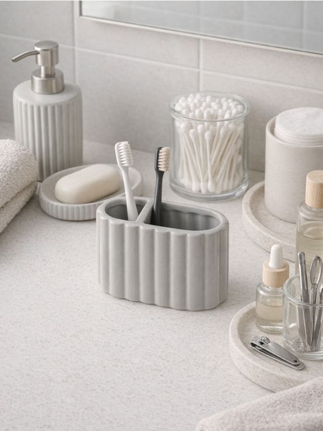 Sinsay - Suport ceramic pentru periuțe de dinți cu striații - gri deschis