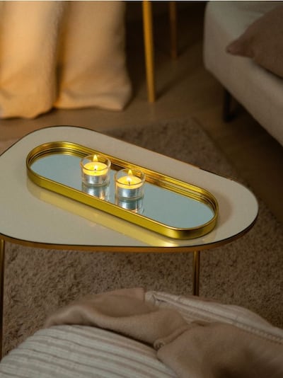 Dekorační tác s ozdobnými okraji