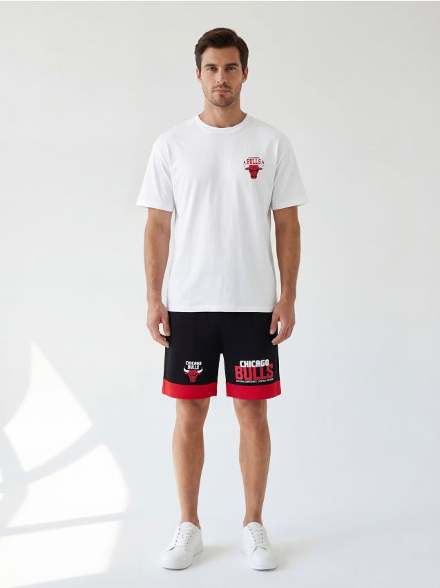 Sinsay - Pantaloni scurți cu imprimeu Chicago Bulls NBA - negru