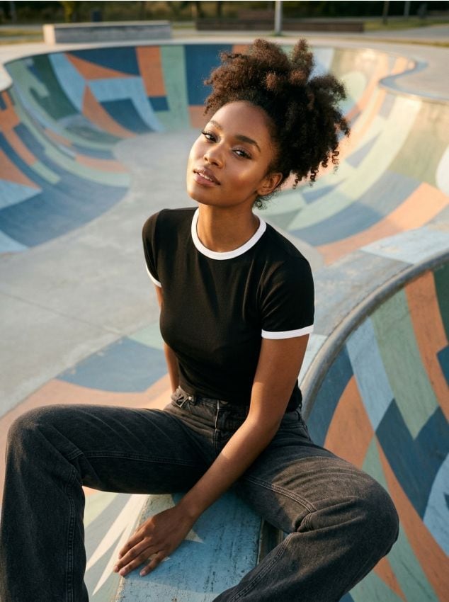 Sinsay - Tricou basic ribbed cu tiv contrastant și amestec de viscoză - negru