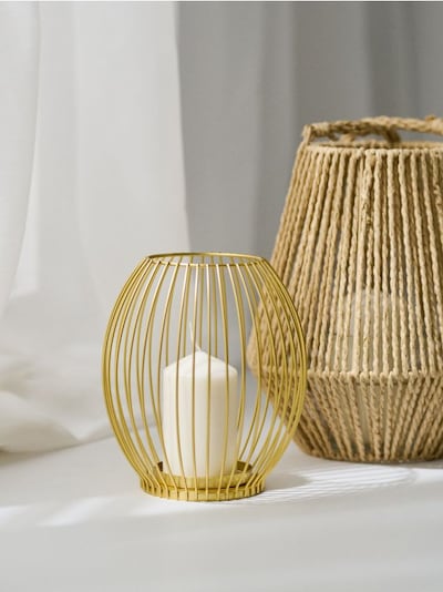 Метален свещник с ажурна форма