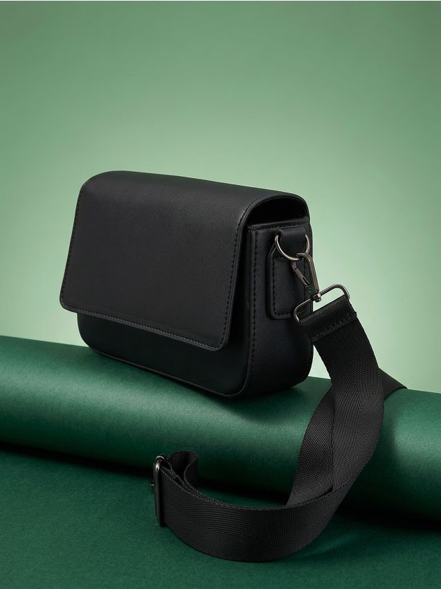 Sinsay - Geantă crossbody din imitație de piele cu curea din material - negru