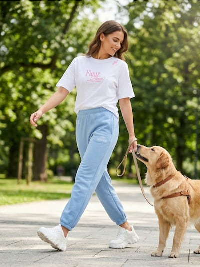 Βαμβακερό t-shirt με κεντημένο κείμενο