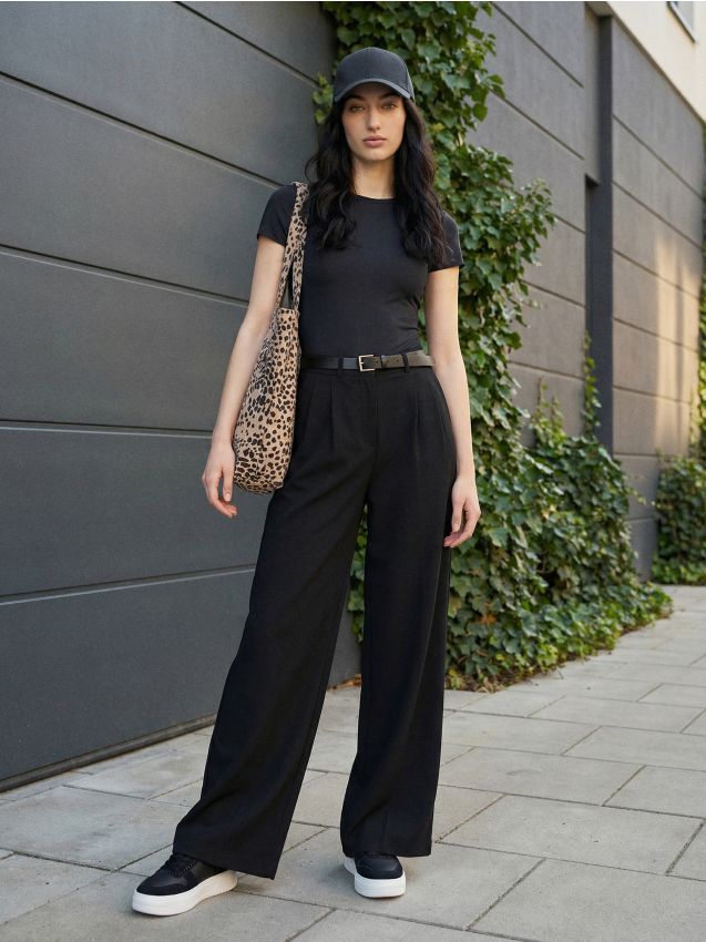 Sinsay - Gładkie body basic z krótkim rękawem - czarny